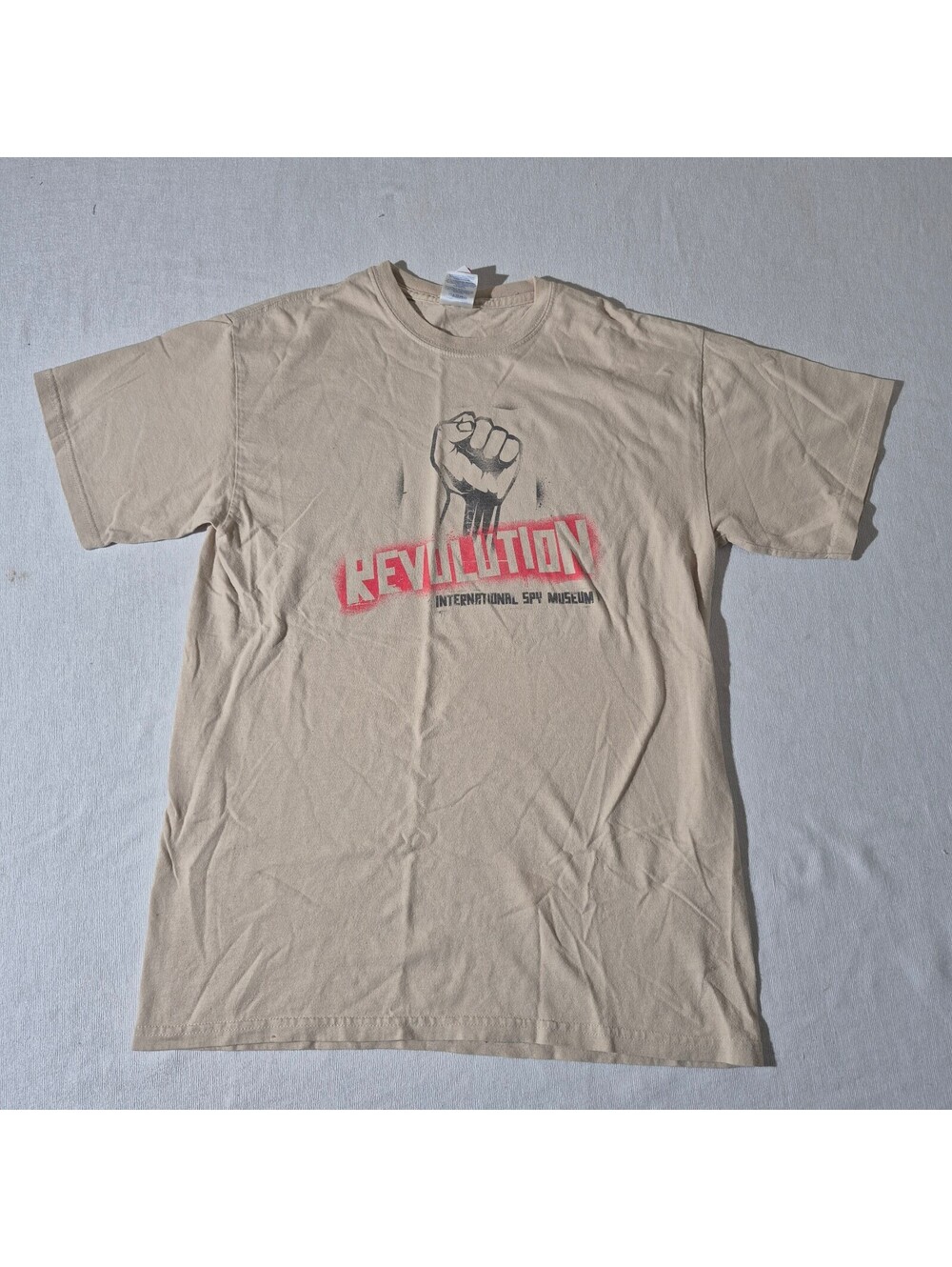 Mens International Spy Museum Revolution M Medium beige T-shirt